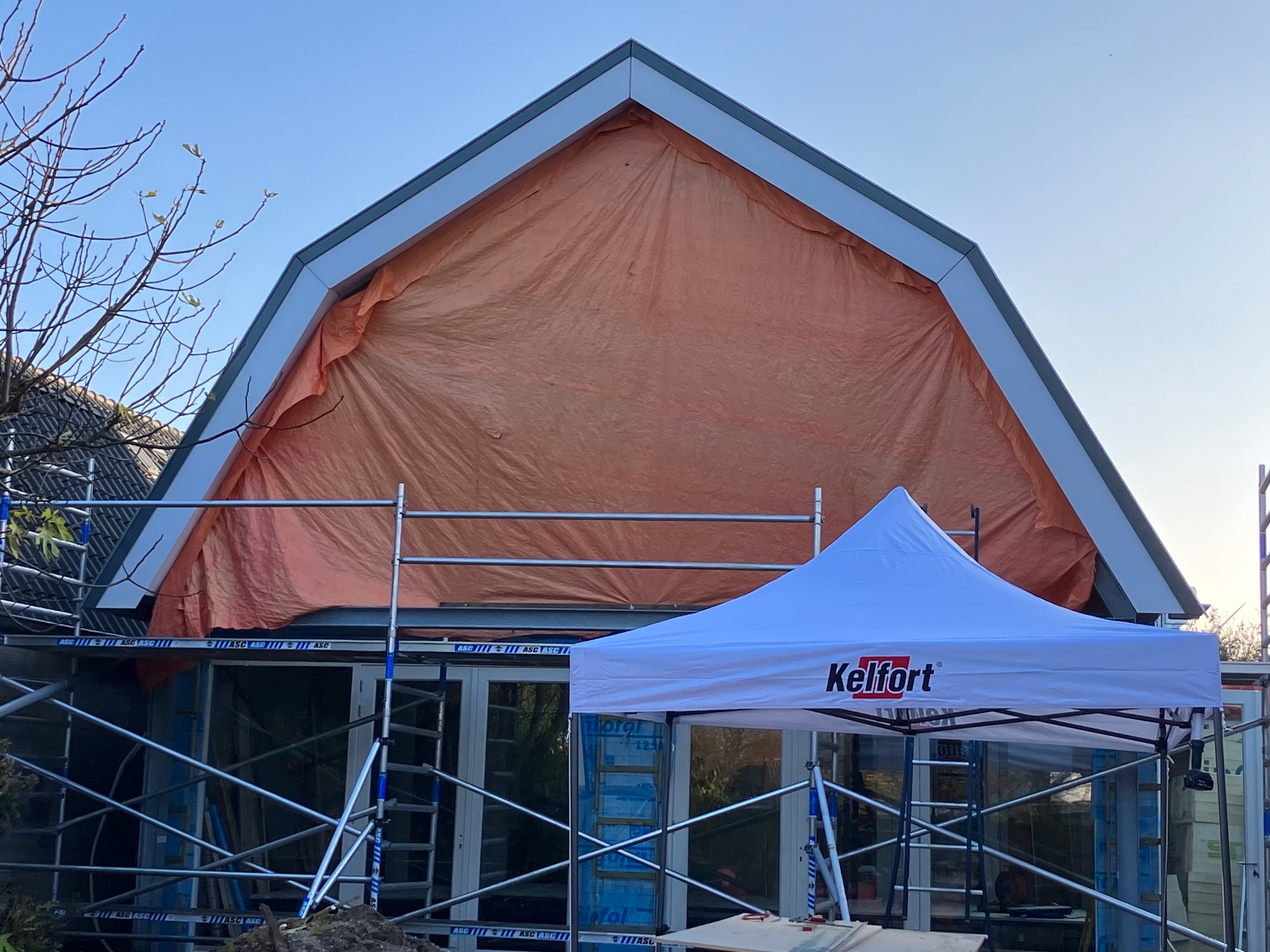 Boeiboord Vervanging - Timmerwerk boeiboorden op een franse kap. - Koks Timmerwerken