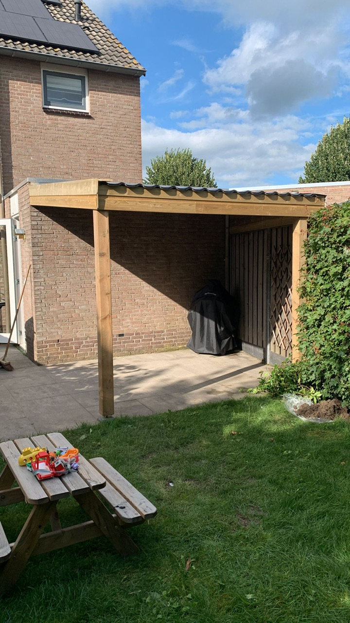 Dak renovatie en binnen afwerking - Vervanging van beschadigde houten balkonplaten en behandeling. - Koks Timmerwerken